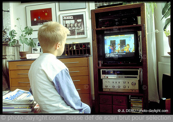 enfants devant la tlvision - children watching at television